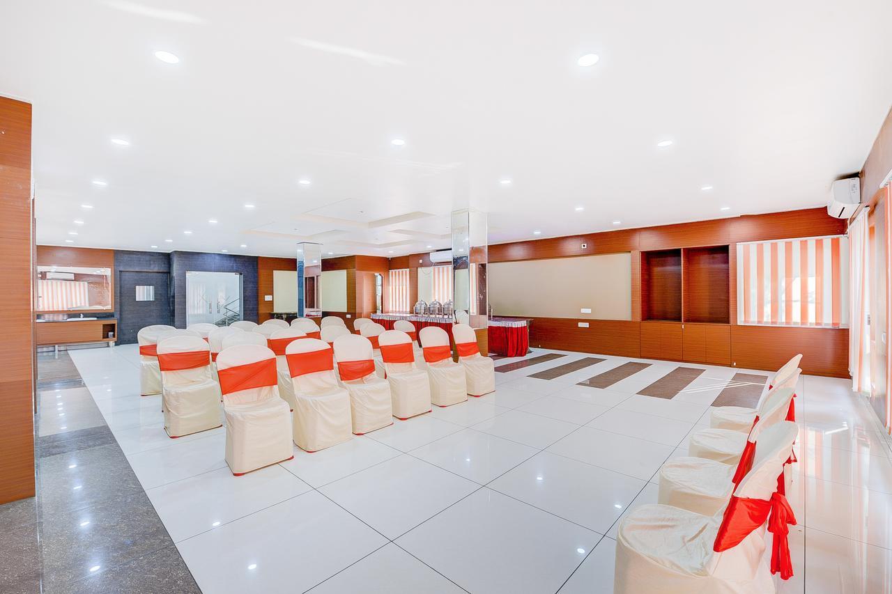 Oyo 13521 Sudhriti Hotel Силигури Экстерьер фото